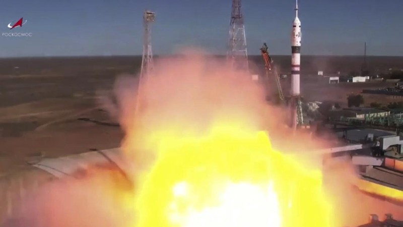 Pesawat ruang angkasa Soyuz MS-19 yang membawa kru, yang terdiri dari kosmonot Rusia Anton Shkaplerov, sutradara film Klim Shipenko dan aktris Yulia Peresild, meluncur ke Stasiun Luar Angkasa Internasional (ISS) dari landasan peluncuran di Baikonur Cosmodrome, Kazakhstan 5 Oktober 2021. via REUTERS/ROSCOSMOS