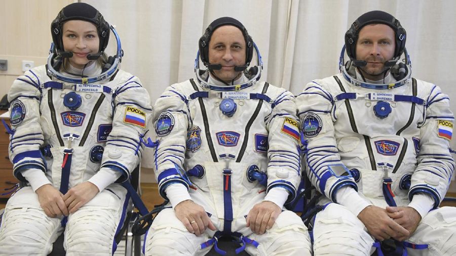 Pesawat ruang angkasa Soyuz MS-19 yang membawa kru, yang terdiri dari kosmonot Rusia Anton Shkaplerov, sutradara film Klim Shipenko dan aktris Yulia Peresild, meluncur ke Stasiun Luar Angkasa Internasional (ISS) dari landasan peluncuran di Baikonur Cosmodrome, Kazakhstan 5 Oktober 2021. via REUTERS/ROSCOSMOS