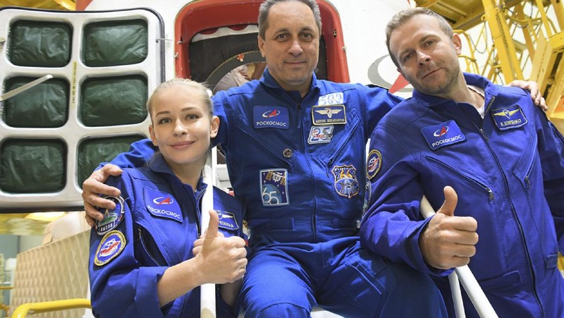 Pesawat ruang angkasa Soyuz MS-19 yang membawa kru, yang terdiri dari kosmonot Rusia Anton Shkaplerov, sutradara film Klim Shipenko dan aktris Yulia Peresild, meluncur ke Stasiun Luar Angkasa Internasional (ISS) dari landasan peluncuran di Baikonur Cosmodrome, Kazakhstan 5 Oktober 2021. via REUTERS/ROSCOSMOS