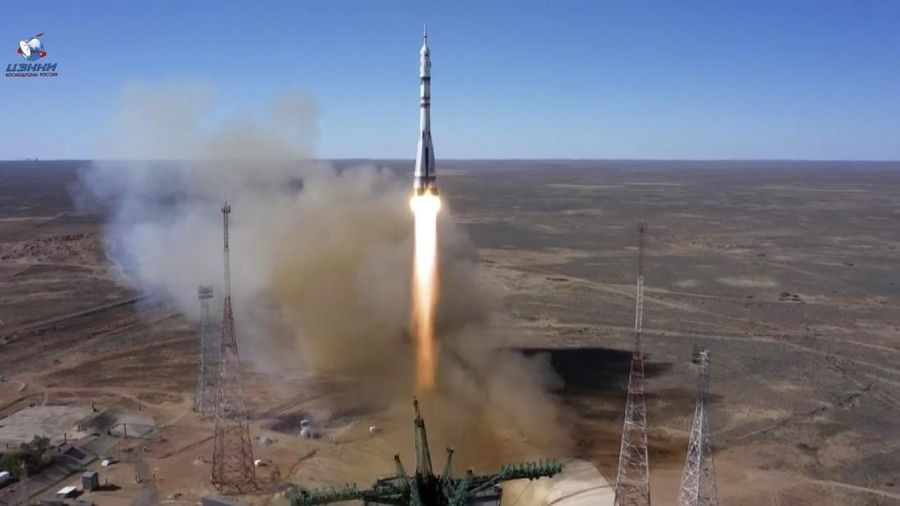Pesawat ruang angkasa Soyuz MS-19 yang membawa kru, yang terdiri dari kosmonot Rusia Anton Shkaplerov, sutradara film Klim Shipenko dan aktris Yulia Peresild, meluncur ke Stasiun Luar Angkasa Internasional (ISS) dari landasan peluncuran di Baikonur Cosmodrome, Kazakhstan 5 Oktober 2021. via REUTERS/ROSCOSMOS