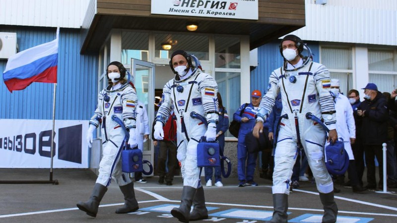 Pesawat ruang angkasa Soyuz MS-19 yang membawa kru, yang terdiri dari kosmonot Rusia Anton Shkaplerov, sutradara film Klim Shipenko dan aktris Yulia Peresild, meluncur ke Stasiun Luar Angkasa Internasional (ISS) dari landasan peluncuran di Baikonur Cosmodrome, Kazakhstan 5 Oktober 2021. via REUTERS/ROSCOSMOS