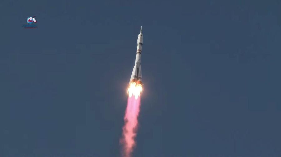 Pesawat ruang angkasa Soyuz MS-19 yang membawa kru, yang terdiri dari kosmonot Rusia Anton Shkaplerov, sutradara film Klim Shipenko dan aktris Yulia Peresild, meluncur ke Stasiun Luar Angkasa Internasional (ISS) dari landasan peluncuran di Baikonur Cosmodrome, Kazakhstan 5 Oktober 2021. via REUTERS/ROSCOSMOS