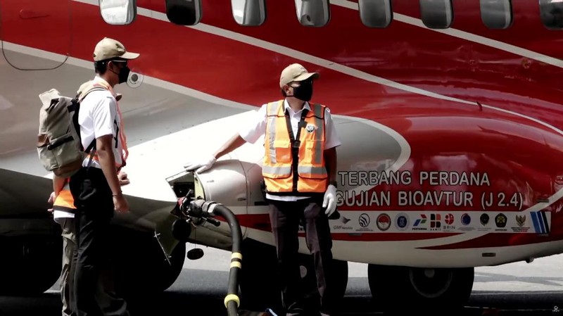 A CN-235 aircraft is refuelled with Bioavtur as part of trials on bio jet fuel, at Dirgantara Indonesia, in Bandung, West Java province, Indonesia, September 6, 2021. Picture taken September 6, 2021. Adityo Pratomo/Courtesy of Pertamina/Handout via REUTERS  THIS IMAGE HAS BEEN SUPPLIED BY A THIRD PARTY. MANDATORY CREDIT. NO RESALES. NO ARCHIVES.