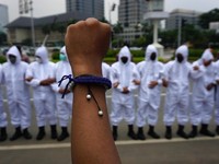 Potret Polisi Memakai APD Bubarkan Demo Setahun Omnibus Law