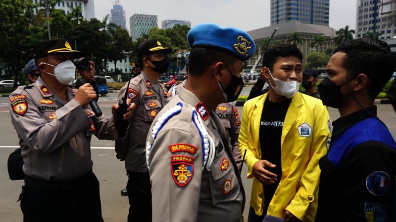 Demo Satu Tahun Omnibus law (CNBC Indonesia/Tri Susilo)
