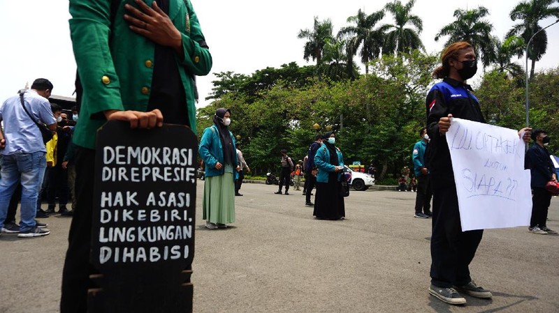 Demo Satu Tahun Omnibus law (CNBC Indonesia/Tri Susilo)