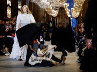Paris Fashion Week Ricuh, Aktivis Lingkungan Sabotase Catwalk