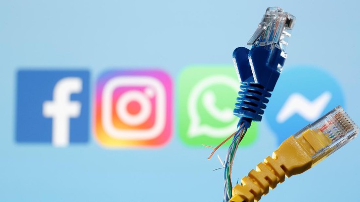 Broken Ethernet cables are seen in front of displayed Facebook, WhatsApp, Instagram and Messenger logos in this illustration taken October 5, 2021. REUTERS/Dado Ruvic/Illustration