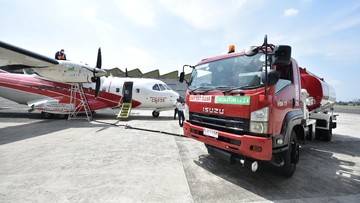 A CN-235 aircraft is refuelled with Bioavtur as part of trials on bio jet fuel, at Dirgantara Indonesia, in Bandung, West Java province, Indonesia, September 6, 2021. Picture taken September 6, 2021. Adityo Pratomo/Courtesy of Pertamina/Handout via REUTERS  THIS IMAGE HAS BEEN SUPPLIED BY A THIRD PARTY. MANDATORY CREDIT. NO RESALES. NO ARCHIVES.