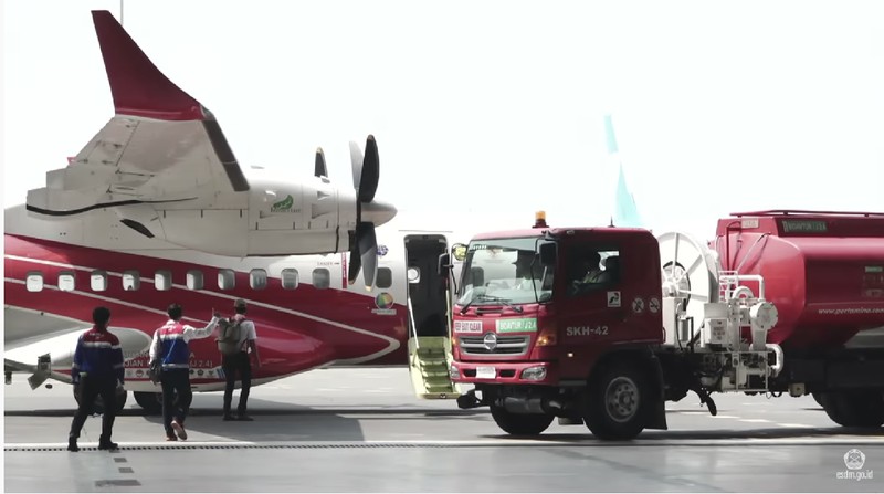 A CN-235 aircraft is refuelled with Bioavtur as part of trials on bio jet fuel, at Dirgantara Indonesia, in Bandung, West Java province, Indonesia, September 6, 2021. Picture taken September 6, 2021. Adityo Pratomo/Courtesy of Pertamina/Handout via REUTERS  THIS IMAGE HAS BEEN SUPPLIED BY A THIRD PARTY. MANDATORY CREDIT. NO RESALES. NO ARCHIVES.