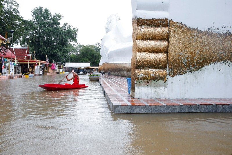 THAILAND-FLOODS/ A lying Buddha statue is seen during the flood at a Temple in Ayutthaya, Thailand, October 6, 2021. REUTERS/Soe Zeya Tun