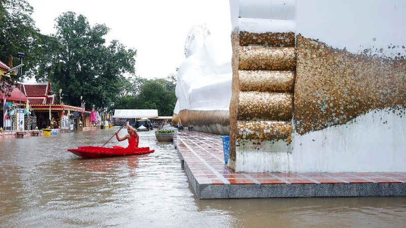 A lying Buddha statue is seen during the flood at a Temple in Ayutthaya, Thailand, October 6, 2021. REUTERS/Soe Zeya Tun