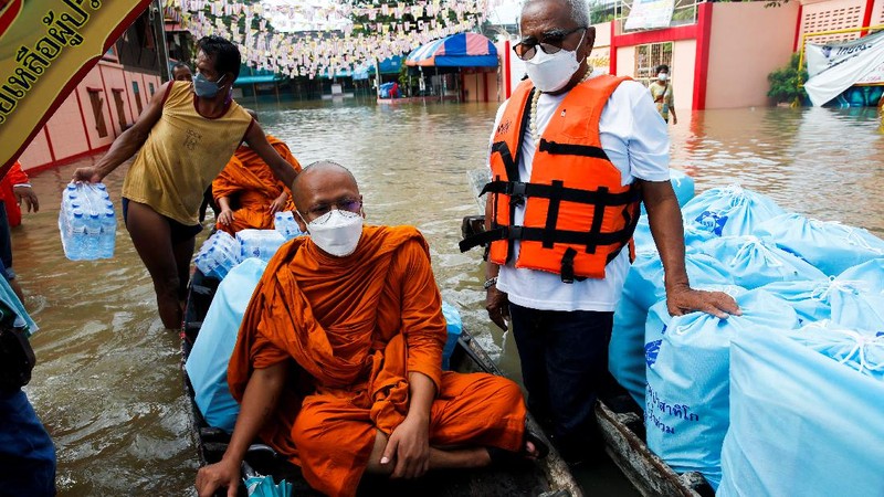 A lying Buddha statue is seen during the flood at a Temple in Ayutthaya, Thailand, October 6, 2021. REUTERS/Soe Zeya Tun