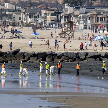 Bersih bersih Pantai California AS dari Tumpahan Minyak