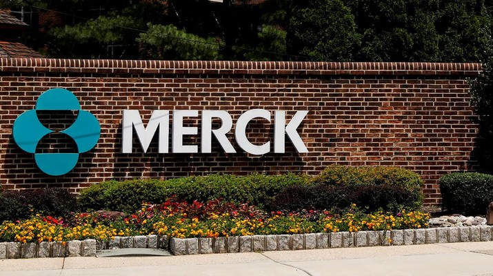 FILE PHOTO: The Merck logo is seen at a gate to the Merck & Co campus in Rahway, New Jersey, U.S., July 12, 2018. REUTERS/Brendan McDermid/File Photo