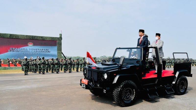Presiden RI, Jokowi bersama menteri Pertahanan (menhan) Pabowo Subanto di Upacara Penetapan Komponen Cadangan Tahun 2021, Pusdiklatpassus, Bandung Barat, 7 Oktober 2021. (Tim Dokumentasi Menhan Prabowo Subianto)