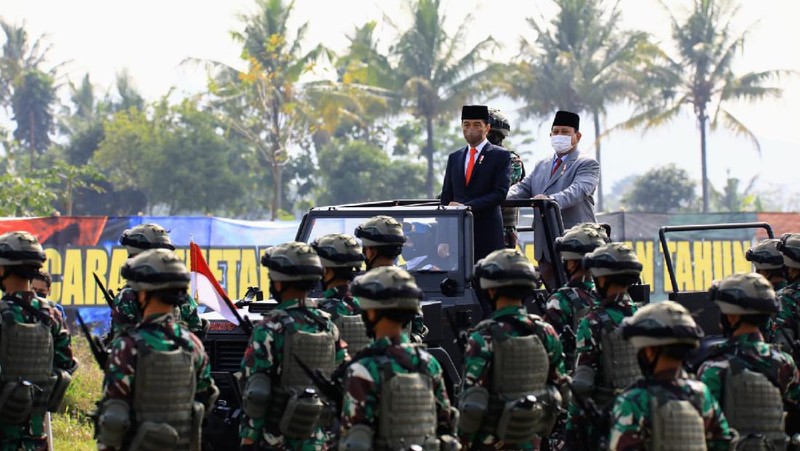 Presiden RI, Jokowi bersama menteri Pertahanan (menhan) Pabowo Subanto di Upacara Penetapan Komponen Cadangan Tahun 2021, Pusdiklatpassus, Bandung Barat, 7 Oktober 2021. (Tim Dokumentasi Menhan Prabowo Subianto)