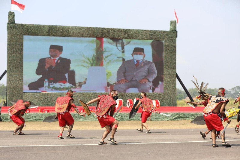 Presiden RI, Jokowi bersama menteri Pertahanan (menhan) Pabowo Subanto di Upacara Penetapan Komponen Cadangan Tahun 2021, Pusdiklatpassus, Bandung Barat, 7 Oktober 2021. (Tim Dokumentasi Menhan Prabowo Subianto) Presiden RI, Jokowi bersama menteri Pertahanan (menhan) Pabowo Subanto di Upacara Penetapan Komponen Cadangan Tahun 2021, Pusdiklatpassus, Bandung Barat, 7 Oktober 2021. (Tim Dokumentasi Menhan Prabowo Subianto)