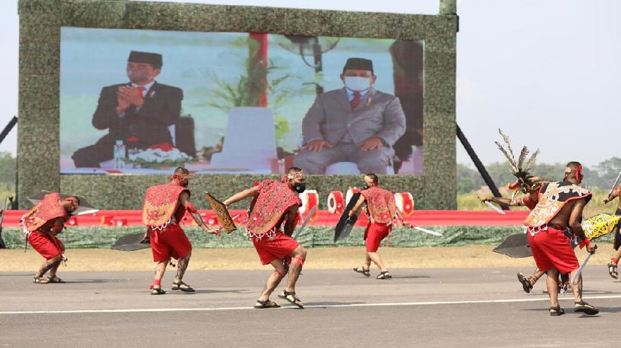 Presiden RI, Jokowi bersama menteri Pertahanan (menhan) Pabowo Subanto di Upacara Penetapan Komponen Cadangan Tahun 2021, Pusdiklatpassus, Bandung Barat, 7 Oktober 2021. (Tim Dokumentasi Menhan Prabowo Subianto)