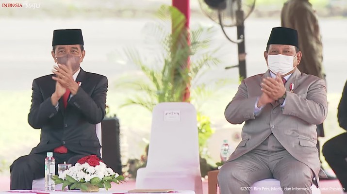 Presiden RI, Jokowi bersama menteri pertahanan (Menhan) Prabowo di Upacara Penetapan Komponen Cadangan Tahun 2021, Pusdiklatpassus, Bandung Barat, 7 Oktober 2021