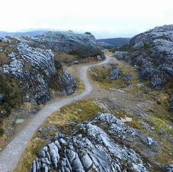 Meliuk-Liuk, Ini Penampakan Trans Papua Belah Hutan-Gunung