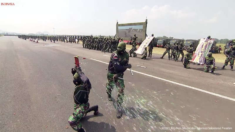 Presiden RI, Jokowi bersama menteri Pertahanan (menhan) Pabowo Subanto di Upacara Penetapan Komponen Cadangan Tahun 2021, Pusdiklatpassus, Bandung Barat, 7 Oktober 2021. (Tim Dokumentasi Menhan Prabowo Subianto)