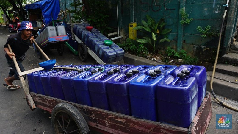 Wacana Larangan Warga Jakarta Memakai Air Tanah (CNBC Indonesia/Tri Susilo)