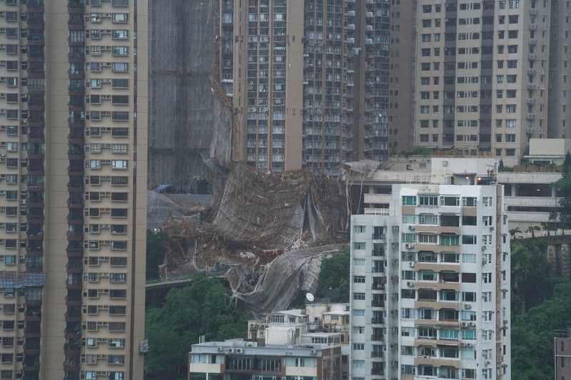 ASIA-STORM/HONGKONG Collapsed bamboo scaffolds of a residential building are seen as Typhoon Lionrock hits Hong Kong, China October 8, 2021. REUTERS/Lam Yik