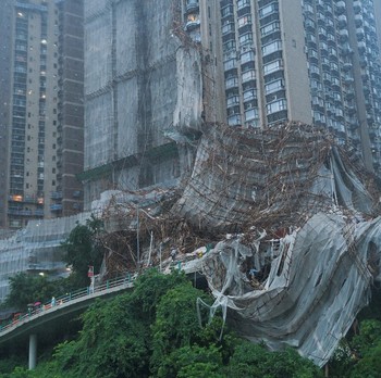 Ngeri, Gedung Ambruk karena Topan Lionrock di Hong Kong