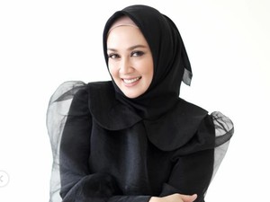 Puji Karismatik, Dina Lorenza Tegaskan Ariel NOAH Cuma Teman