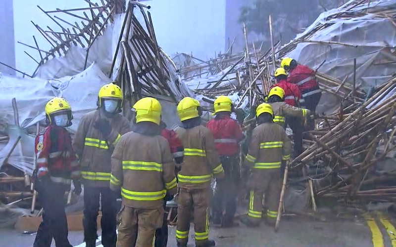 ASIA-STORM/HONGKONG Collapsed bamboo scaffolds of a residential building are seen as Typhoon Lionrock hits Hong Kong, China October 8, 2021. REUTERS/Lam Yik