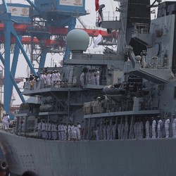 Penampakan Kapal Perang Inggris HMS Richmond Merapat ke Priok