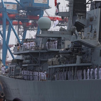 Penampakan Kapal Perang Inggris HMS Richmond Merapat ke Priok