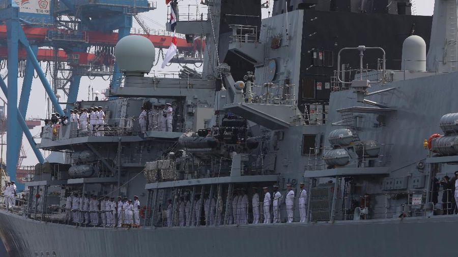 Kapal Angkatan Laut Inggris HMS Richmond di Dermaga Tanjung Priok, Jakarta Utara,  (Cnbc Indonsia/Andrean Kristianto)