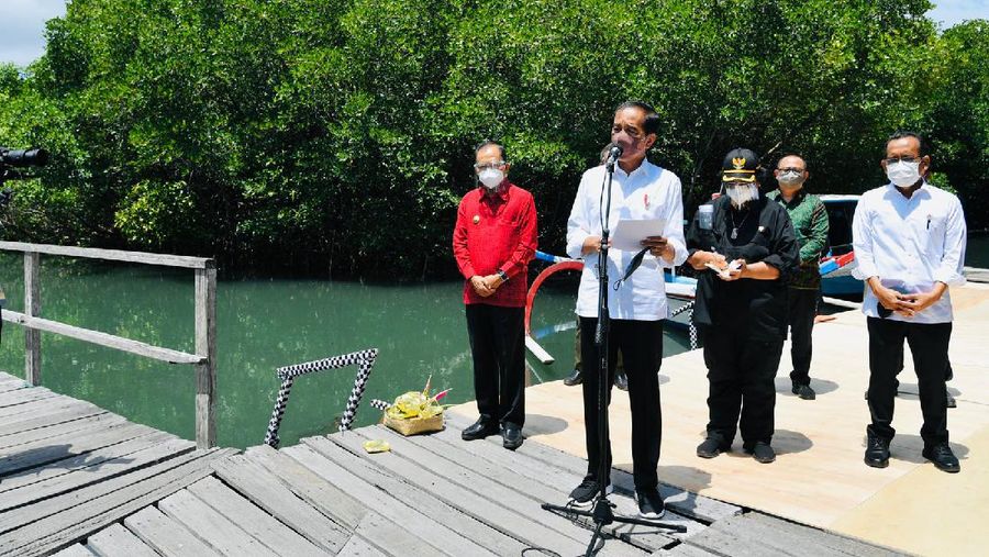 Presiden Joko Widodo dan Ibu Negara Iriana Joko Widodo bersama rombongan meninjau hutan mangrove di Taman Hutan Raya Ngurah Rai, Kabupaten Badung pada Jumat pagi, 8 Oktober 2021. (Laily Rachev - Biro Pers Sekretariat Presiden)