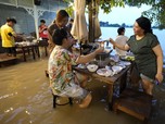 Viral! Restoran Ini Beri Sensasi Makan Sambil Kebanjiran