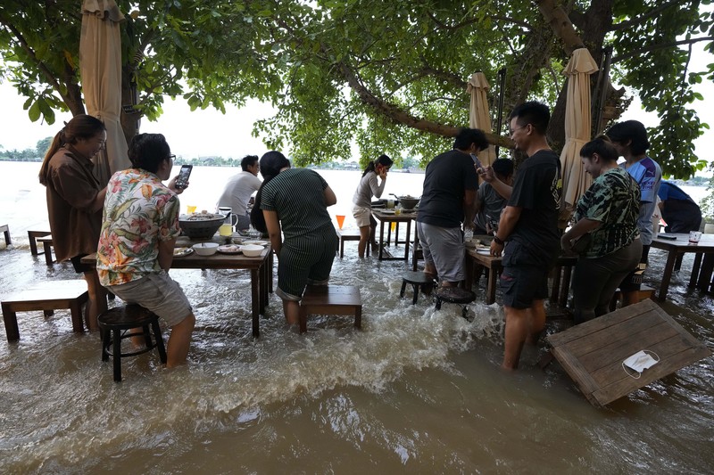 Banjir bikin Restoran di Thailand ramai pengunjung. (AP/Sakchai Lalit)