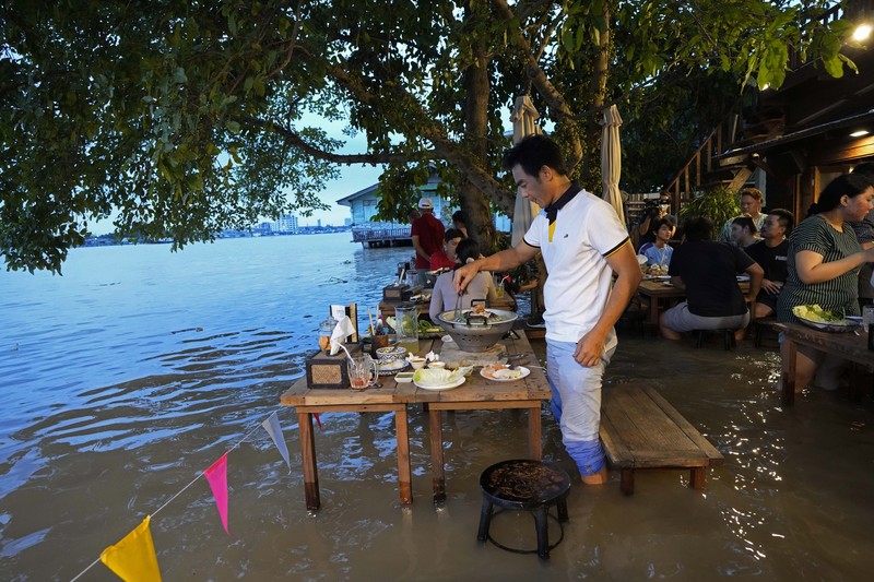 Banjir bikin Restoran di Thailand ramai pengunjung. (AP/Sakchai Lalit) Banjir bikin Restoran di Thailand ramai pengunjung. (AP/Sakchai Lalit)