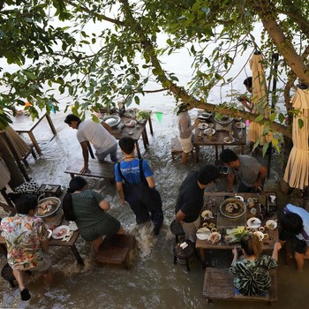 Potret Banjir Bikin Restoran di Thailand Ramai Pengunjung