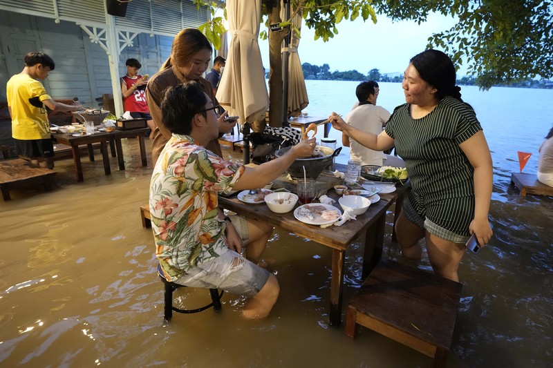 Banjir bikin Restoran di Thailand ramai pengunjung. (AP/Sakchai Lalit) Banjir bikin Restoran di Thailand ramai pengunjung. (AP/Sakchai Lalit)