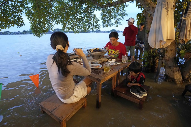 Banjir bikin Restoran di Thailand ramai pengunjung. (AP/Sakchai Lalit)