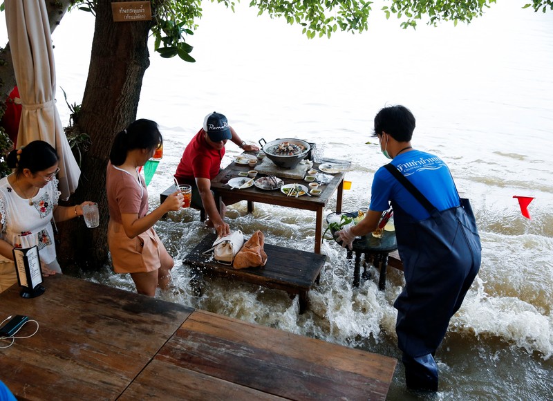 Banjir bikin Restoran di Thailand ramai pengunjung. (AP/Sakchai Lalit) Banjir bikin Restoran di Thailand ramai pengunjung. (AP/Sakchai Lalit)