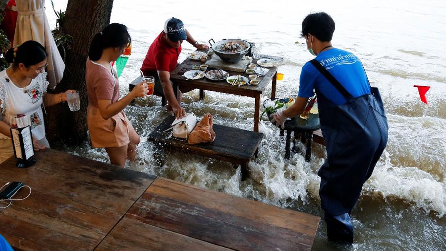 Banjir bikin Restoran di Thailand ramai pengunjung. (AP/Sakchai Lalit)