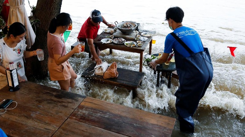 Banjir bikin Restoran di Thailand ramai pengunjung. (AP/Sakchai Lalit)