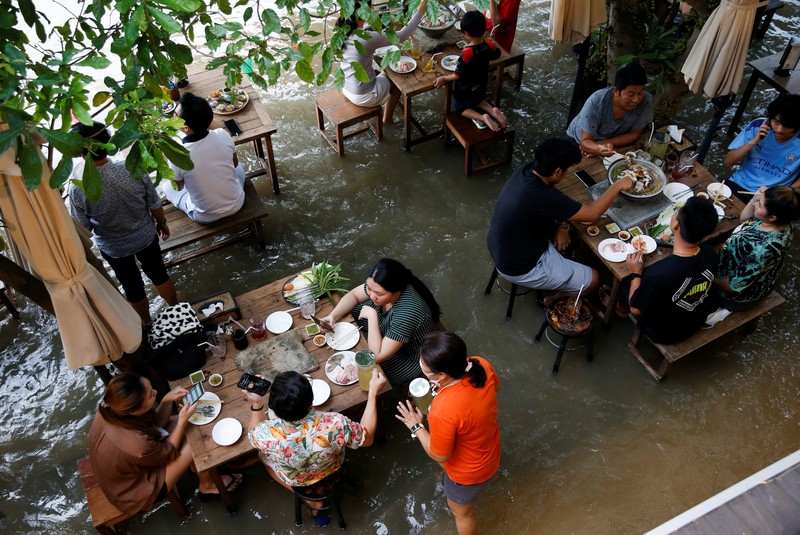 Banjir bikin Restoran di Thailand ramai pengunjung. (AP/Sakchai Lalit)