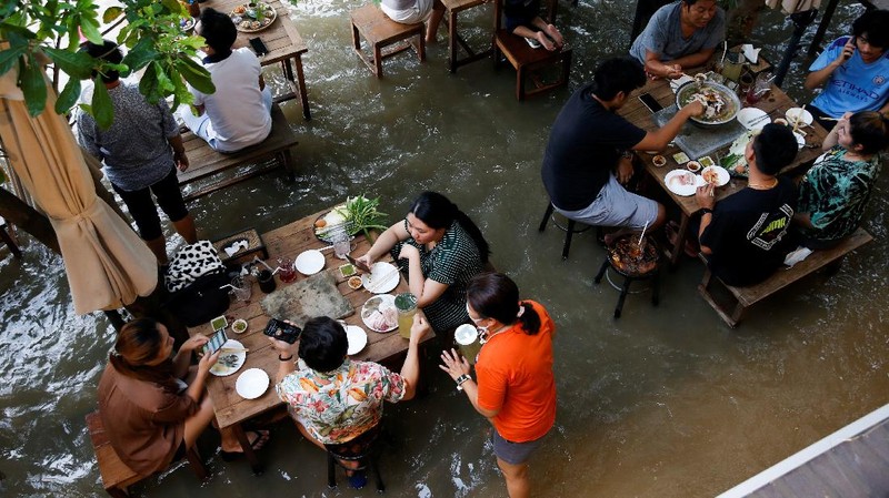 Banjir bikin Restoran di Thailand ramai pengunjung. (AP/Sakchai Lalit)