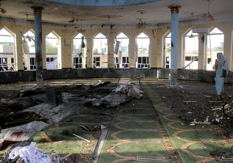 Bom bunuh diri ISIS di masjid komunitas Muslim Syiah di Kota Kunduz, Afghanistan, saat Salat Jumat (8/10) digelar, menewaskan 100 orang. (AP/Abdullah Sahil)
