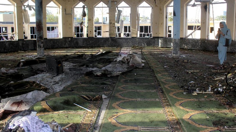 Bom bunuh diri ISIS di masjid komunitas Muslim Syiah di Kota Kunduz, Afghanistan, saat Salat Jumat (8/10) digelar, menewaskan 100 orang. (AP/Abdullah Sahil)