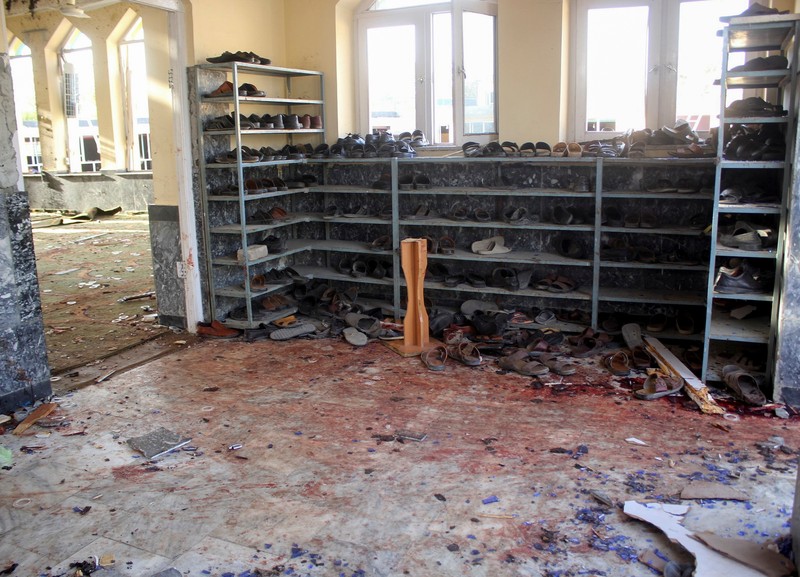 Bom bunuh diri ISIS di masjid komunitas Muslim Syiah di Kota Kunduz, Afghanistan, saat Salat Jumat (8/10) digelar, menewaskan 100 orang. (AP/Abdullah Sahil) Bom bunuh diri ISIS di masjid komunitas Muslim Syiah di Kota Kunduz, Afghanistan, saat Salat Jumat (8/10) digelar, menewaskan 100 orang. (AP/Abdullah Sahil)