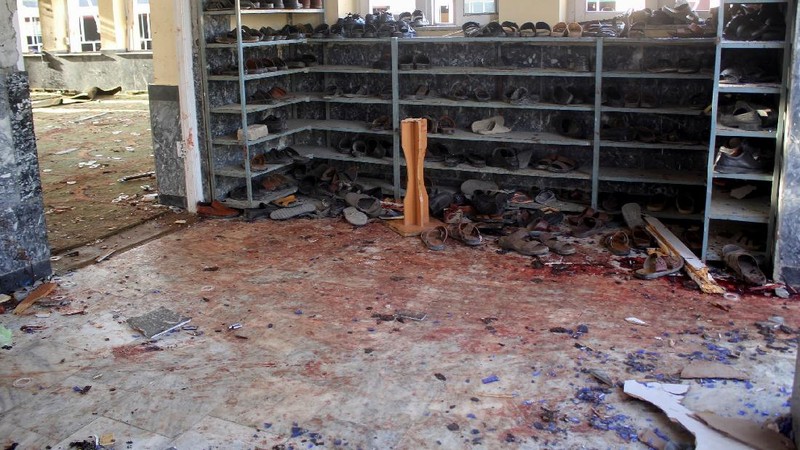 Bom bunuh diri ISIS di masjid komunitas Muslim Syiah di Kota Kunduz, Afghanistan, saat Salat Jumat (8/10) digelar, menewaskan 100 orang. (AP/Abdullah Sahil)